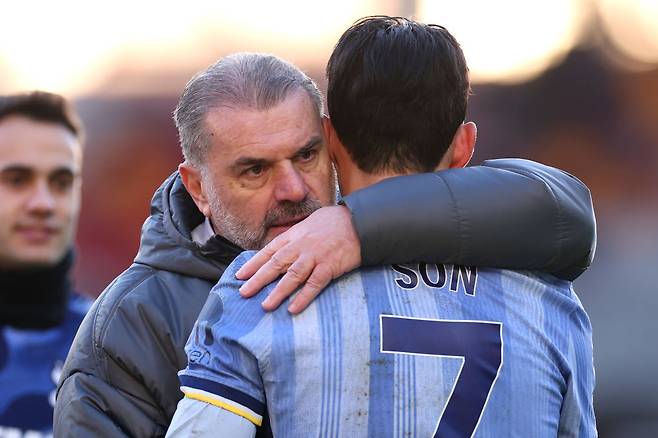 “흥민아···나 미치겠다” 패패패무무패패, 토트넘 ‘41년 만에 우승컵’ 안겨준 포스테코글루 감독 ‘경질 가능성 UP’