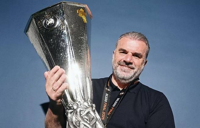 “흥민아···나 미치겠다” 패패패무무패패, 토트넘 ‘41년 만에 우승컵’ 안겨준 포스테코글루 감독 ‘경질 가능성 UP’