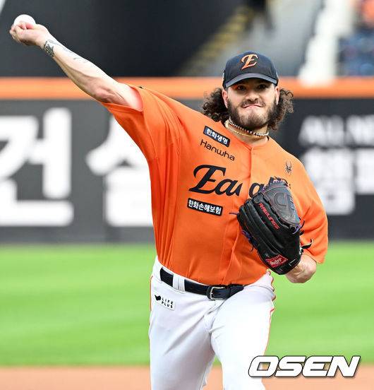 '큰일이다. 비 굵어졌다' 결국 대형방수포 덮었다...PO 1차전 우천 취소될까