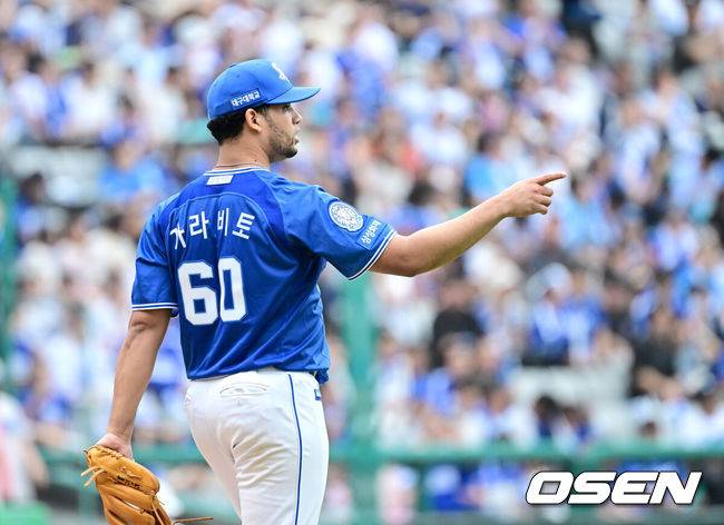 '큰일이다. 비 굵어졌다' 결국 대형방수포 덮었다...PO 1차전 우천 취소될까