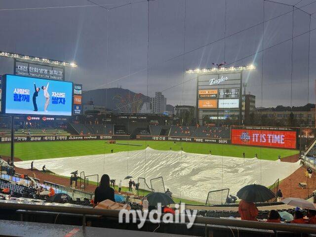 '2554일 기다렸는데, 이럴 수가' 대전 대형 방수포 등장, PO 1차전 연기되나…하루 종일 비 예보, 관중들도 비 피한다 [MD대전]