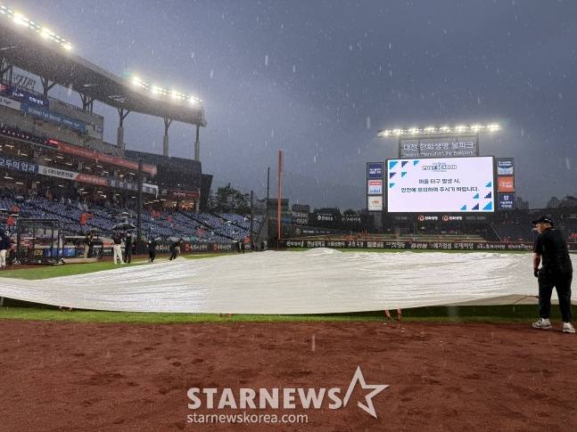 '시간당 최대 3㎜' 자정까지 예고됐다... 7년 기다린 한화 가을야구, 이대로 미뤄지나 [PO1 현장]