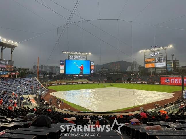 '시간당 최대 3㎜' 자정까지 예고됐다... 7년 기다린 한화 가을야구, 이대로 미뤄지나 [PO1 현장]