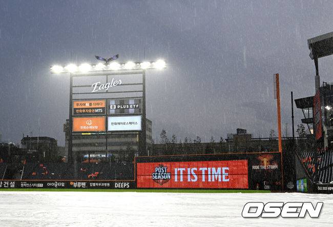 '가을비가 또 훼방놓다' 삼성-한화 1차전 우천취소→18일 낮 2시...'체력 회복' 삼성 유리할까
