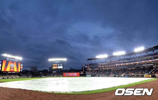 '가을비가 또 훼방놓다' 삼성-한화 1차전 우천취소→18일 낮 2시...'체력 회복' 삼성 유리할까