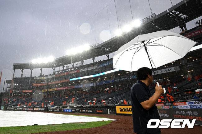 '가을비가 또 훼방놓다' 삼성-한화 1차전 우천취소→18일 낮 2시...'체력 회복' 삼성 유리할까