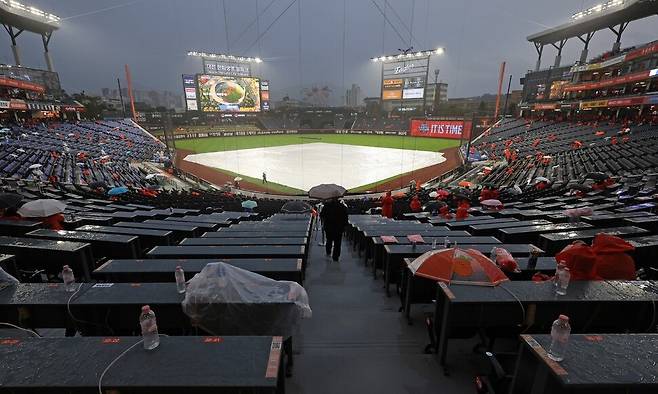 프로야구 PO 1차전 우천취소…박진만 “삼성이 비 몰고 다니네요”