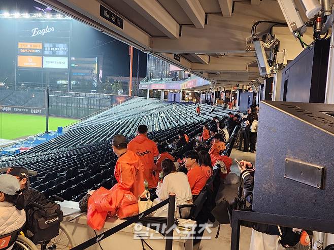 탄식 쏟아진 한화생명 볼파크...치킨으로 아쉬움 달랜 팬들→ 평소보다 조금 늦은 퇴장 유도 [PO1]