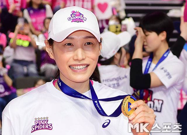 ‘김연경, 김연경 또 김연경’ 큰 기둥 빠진 흥국생명, 요시하라 감독이 기대하는 ‘죽순 같은 성장’…“모두가 한마음으로” [MK인터뷰]