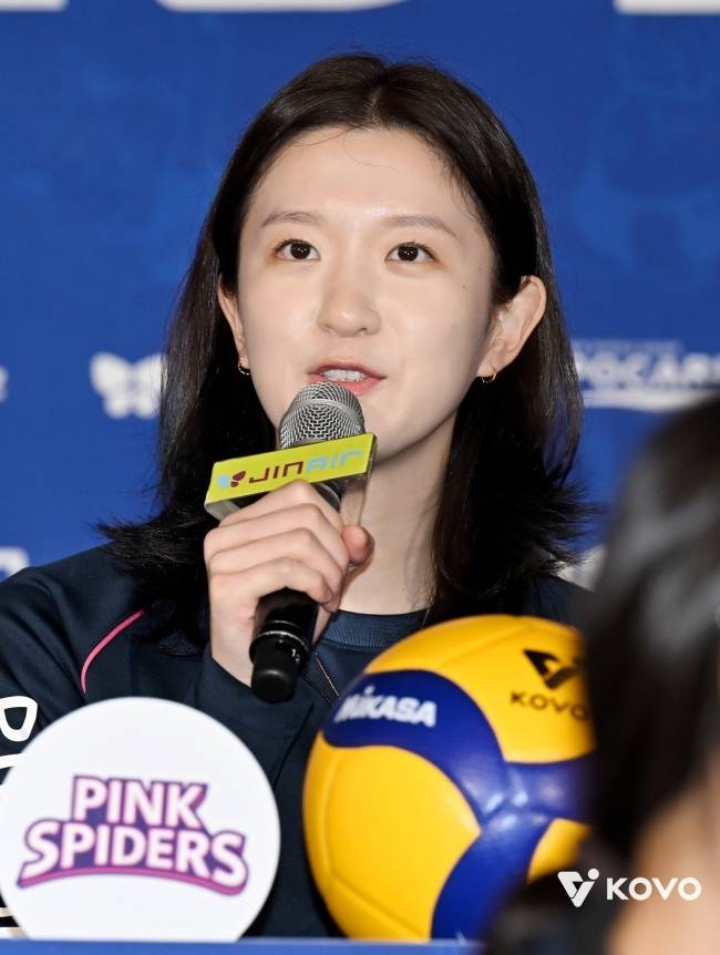 ‘김연경, 김연경 또 김연경’ 큰 기둥 빠진 흥국생명, 요시하라 감독이 기대하는 ‘죽순 같은 성장’…“모두가 한마음으로” [MK인터뷰]