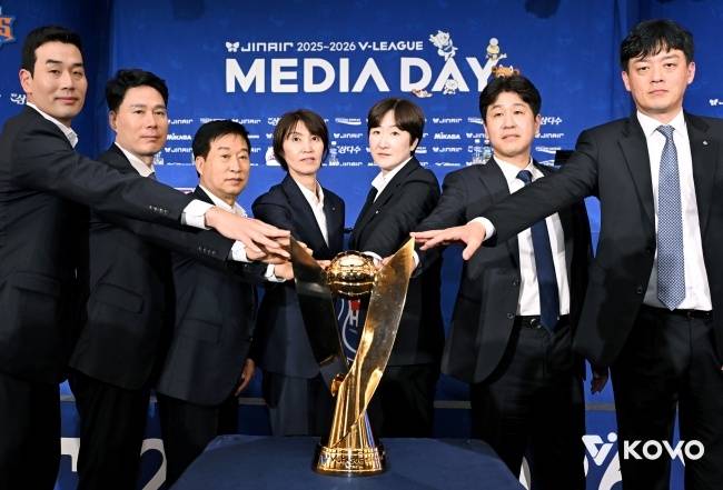 ‘김연경, 김연경 또 김연경’ 큰 기둥 빠진 흥국생명, 요시하라 감독이 기대하는 ‘죽순 같은 성장’…“모두가 한마음으로” [MK인터뷰]