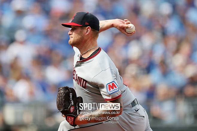 삼성에서 퇴출된 뒤 놀라운 일이 벌어졌다… 팔꿈치 수술→내년 전반기 아웃, 그런데 연봉 더 오른다고?