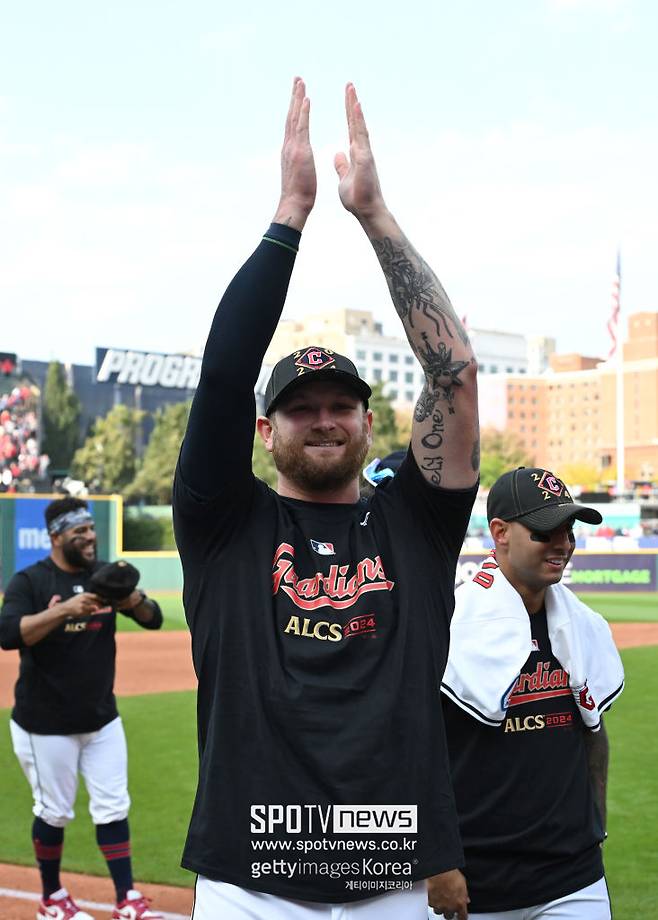 삼성에서 퇴출된 뒤 놀라운 일이 벌어졌다… 팔꿈치 수술→내년 전반기 아웃, 그런데 연봉 더 오른다고?