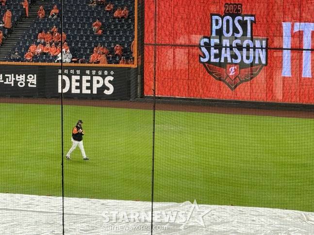 '비 맞으며 홀로 몸 풀었건만...' 한화 초특급 에이스 PS 데뷔전, 가을비에 밀렸다→18일 1차전 또다시 선발 [대전 현장]