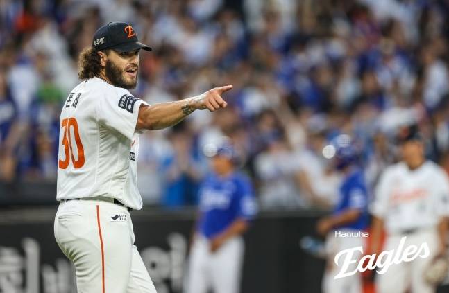 '비 맞으며 홀로 몸 풀었건만...' 한화 초특급 에이스 PS 데뷔전, 가을비에 밀렸다→18일 1차전 또다시 선발 [대전 현장]