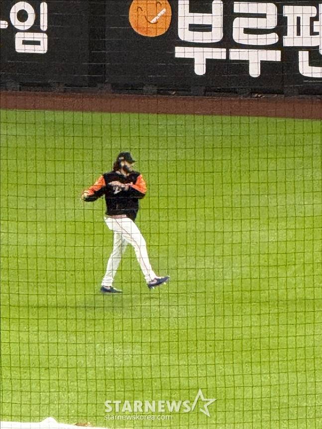 '비 맞으며 홀로 몸 풀었건만...' 한화 초특급 에이스 PS 데뷔전, 가을비에 밀렸다→18일 1차전 또다시 선발 [대전 현장]