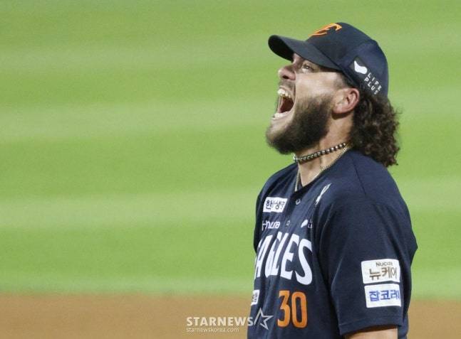 '비 맞으며 홀로 몸 풀었건만...' 한화 초특급 에이스 PS 데뷔전, 가을비에 밀렸다→18일 1차전 또다시 선발 [대전 현장]