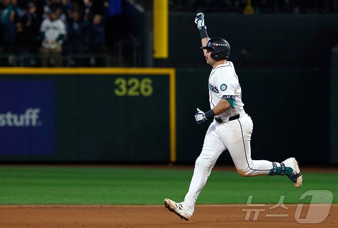 '8회 동점포·역전 만루포' 시애틀, 토론토에 역전극…WS까지 1승 남겨