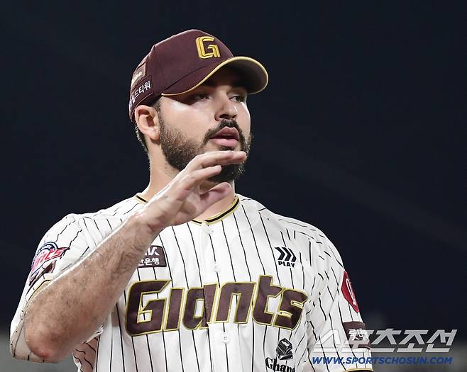 'SNS 작별인사' 159㎞ 괴물, 퇴출 확정인가요? 김태형 감독에게 직접 물었다 [SC포커스]