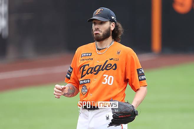 한화 수비 왜이래? PS 20경기 심우준, 29경기 채은성이 이런 실수를…폰세 충격, 2회만 3실점