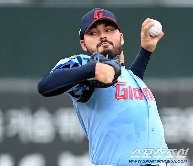SNS로 작별이라니…159㎞ 감보아, 퇴출 확정인가요? 김태형 감독에게 직접 물었다 [SC포커스]
