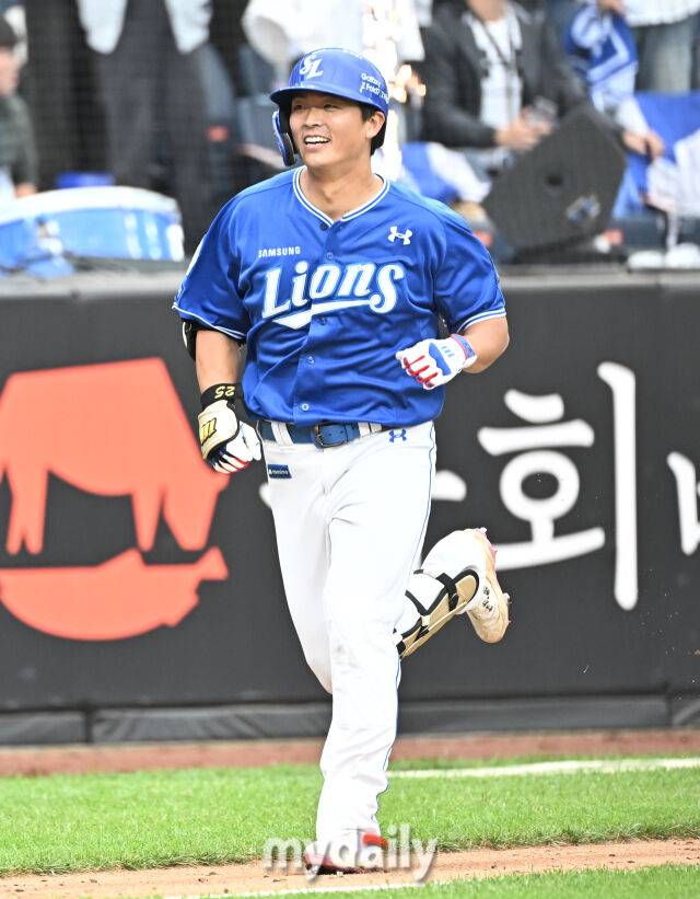 '삼구 삼진→홈런' 삼성 김태훈, 폰세 상대 역전 솔로 홈런 폭발…삼성 6-5 리드 [MD대전 PO1]