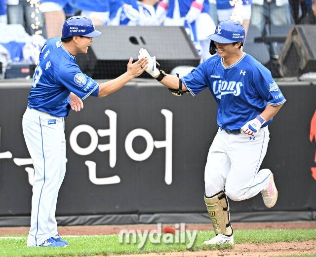 '삼구 삼진→홈런' 삼성 김태훈, 폰세 상대 역전 솔로 홈런 폭발…삼성 6-5 리드 [MD대전 PO1]