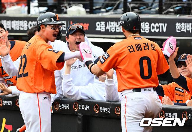 가라비토 빗나간 홈 토스, 한화 순식간에 3점 뒤집었다…문현빈 몬스터월 직격 싹쓸이→5득점 빅이닝