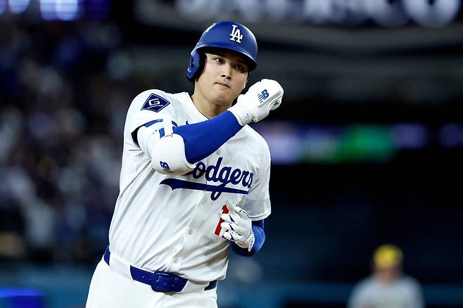 투수로 6이닝 KKKKKKKKKK 무실점, 타자로 홈런 3방 ‘쾅쾅쾅’···‘만화야구’ 선보인 오타니, NLCS MVP 선정