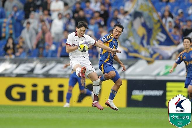 [현장 REVIEW] ‘신태용 경질 후폭풍’ 불났던 집 '이청용 PK골→골프채 세리머니’ 울산, 광주에 2-0 승…분위기 반전 성공