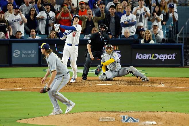 야구의 신이 재림했나? 타자로 3홈런 작렬에 투수로 6이닝 10K 무실점까지…‘만화야구’를 뛰어넘는 오타니의 활약, 다저스 4전 4승으로 월드시리즈 진출