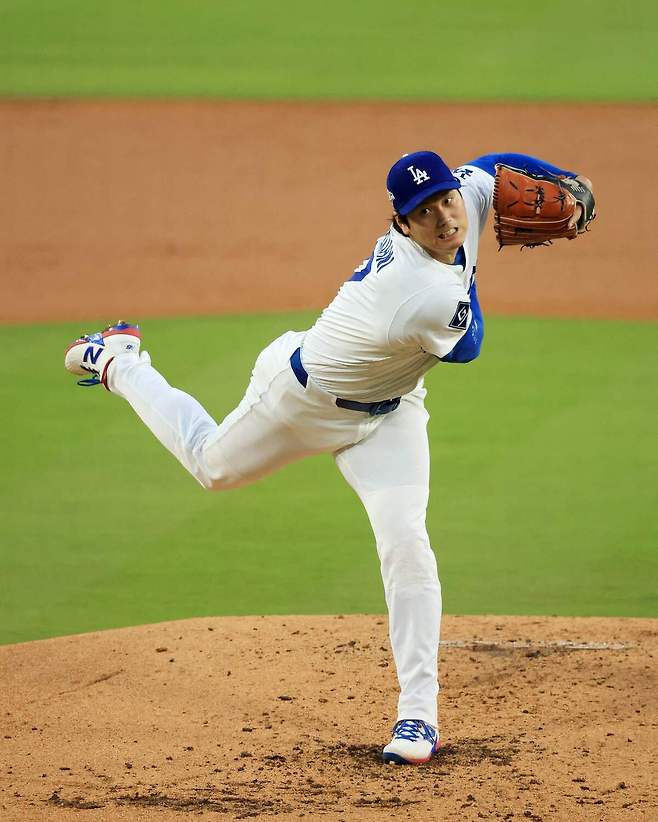 야구의 신이 재림했나? 타자로 3홈런 작렬에 투수로 6이닝 10K 무실점까지…‘만화야구’를 뛰어넘는 오타니의 활약, 다저스 4전 4승으로 월드시리즈 진출