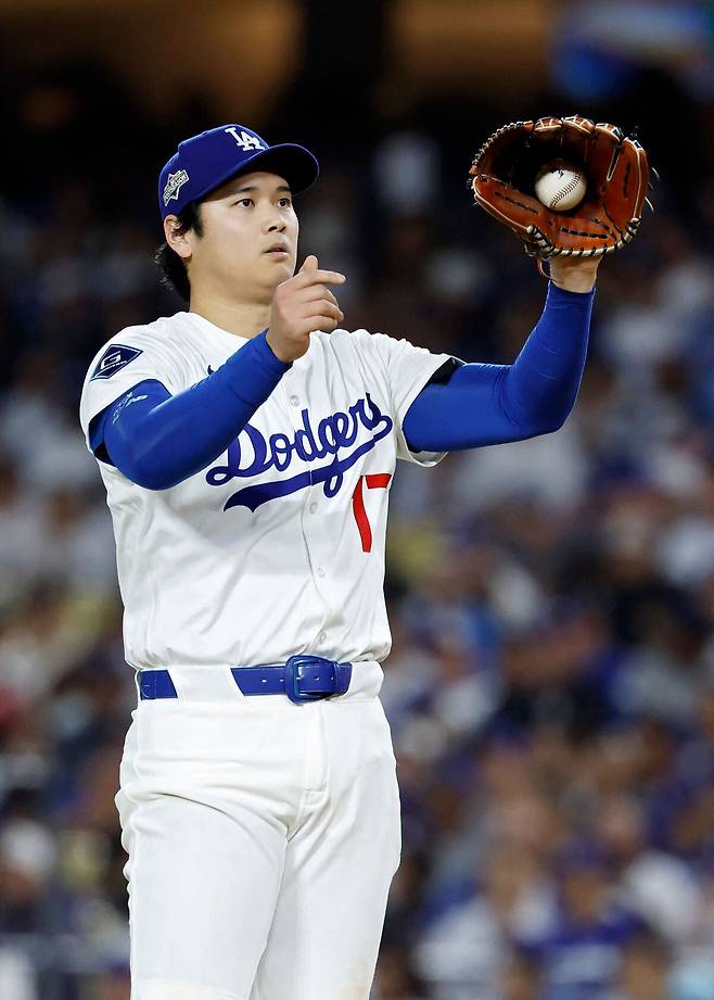 야구의 신이 재림했나? 타자로 3홈런 작렬에 투수로 6이닝 10K 무실점까지…‘만화야구’를 뛰어넘는 오타니의 활약, 다저스 4전 4승으로 월드시리즈 진출