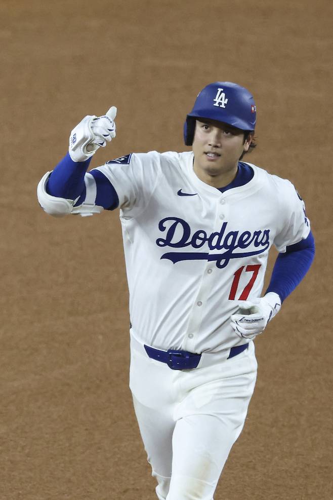 야구의 신이 재림했나? 타자로 3홈런 작렬에 투수로 6이닝 10K 무실점까지…‘만화야구’를 뛰어넘는 오타니의 활약, 다저스 4전 4승으로 월드시리즈 진출