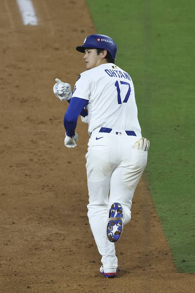 야구의 신이 재림했나? 타자로 3홈런 작렬에 투수로 6이닝 10K 무실점까지…‘만화야구’를 뛰어넘는 오타니의 활약, 다저스 4전 4승으로 월드시리즈 진출