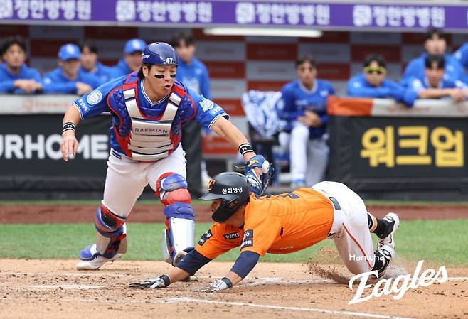 '아리랑 송구' 하나가 5실점으로, 잘 나가던 삼성 발목 잡은 통한의 실점 [PO1 냉탕]