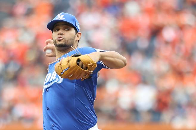 '아리랑 송구' 하나가 5실점으로, 잘 나가던 삼성 발목 잡은 통한의 실점 [PO1 냉탕]