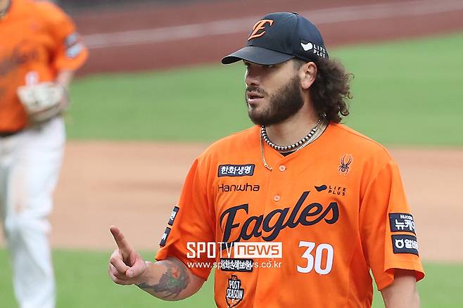 폰세 충격의 6실점하고도 승리 요건…그걸 문동주가 지켰다, 한국新 시속 162㎞ 강속구로