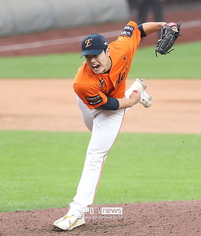 폰세 충격의 6실점하고도 승리 요건…그걸 문동주가 지켰다, 한국新 시속 162㎞ 강속구로