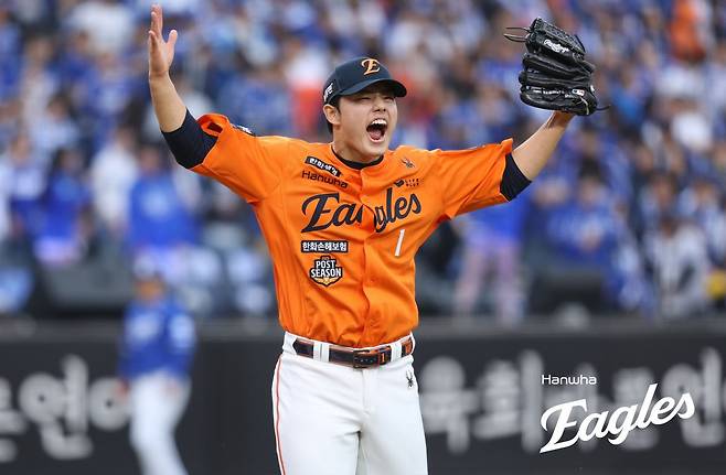 ‘짐승’이 되어 돌아왔다…162㎞ 던진 한화 문동주, 완벽했던 가을 포효