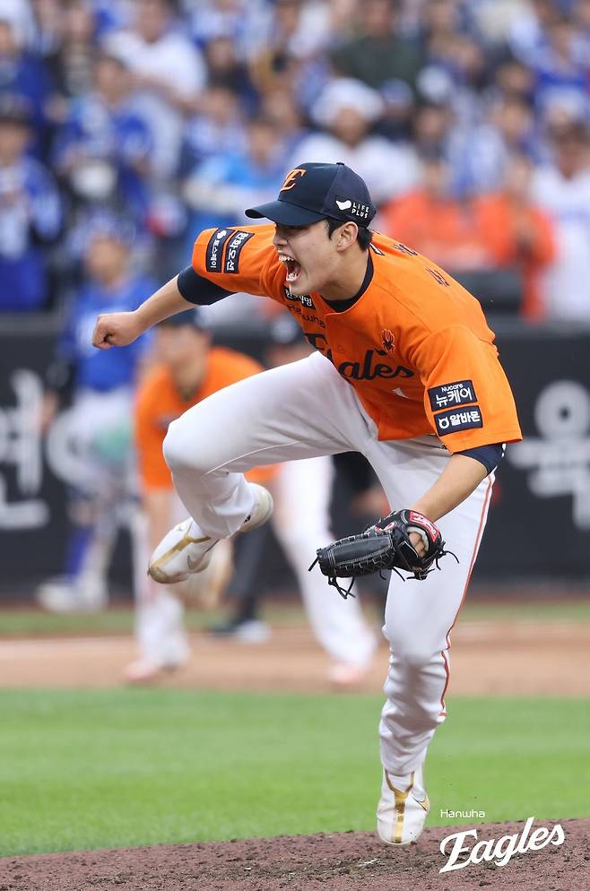 ‘짐승’이 되어 돌아왔다…162㎞ 던진 한화 문동주, 완벽했던 가을 포효