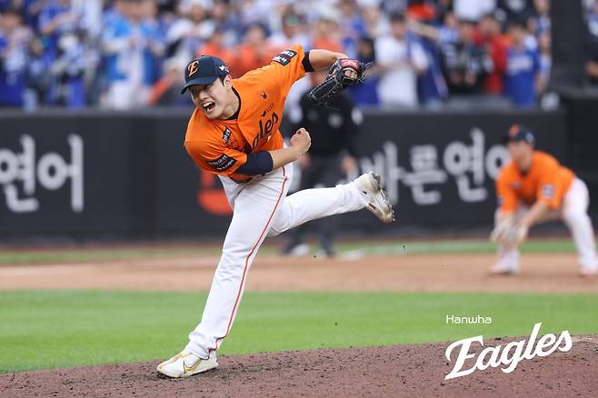 ‘짐승’이 되어 돌아왔다…162㎞ 던진 한화 문동주, 완벽했던 가을 포효