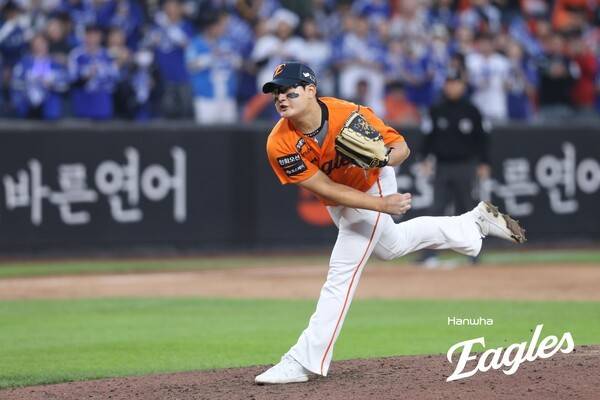 '충격 2실점' 무너진 김서현, 그 순간 'FA 좌완 최대어'가 나타났다…공 8개로 지킨 1점 차, 간신히 웃은 한화