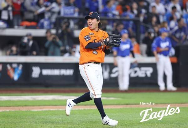 '충격 2실점' 무너진 김서현, 그 순간 'FA 좌완 최대어'가 나타났다…공 8개로 지킨 1점 차, 간신히 웃은 한화