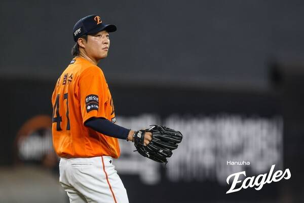 '충격 2실점' 무너진 김서현, 그 순간 'FA 좌완 최대어'가 나타났다…공 8개로 지킨 1점 차, 간신히 웃은 한화