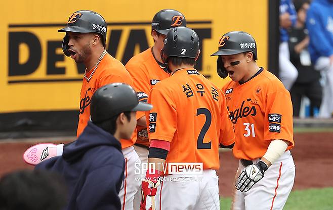 한화 세리머니는 보살 팬도 미치게 만든다…가을 초보의 긴장 해소법