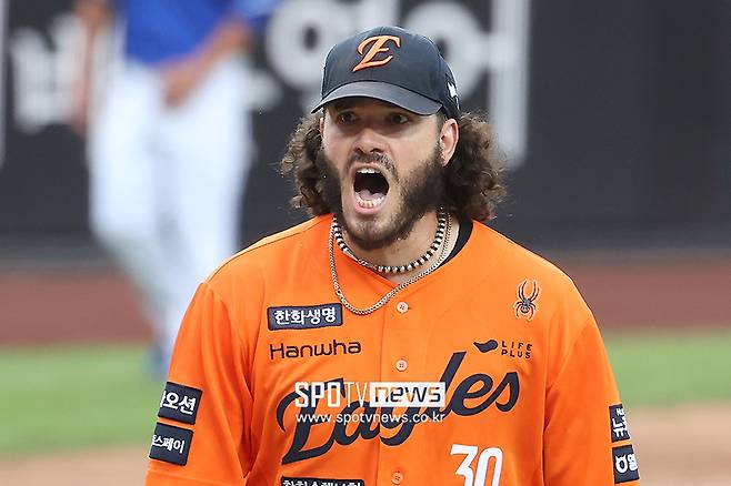 구자욱은 짜증, 폰세는 흥분… 간판들의 일촉즉발 신경전, LG는 어떻게 보고 있었을까