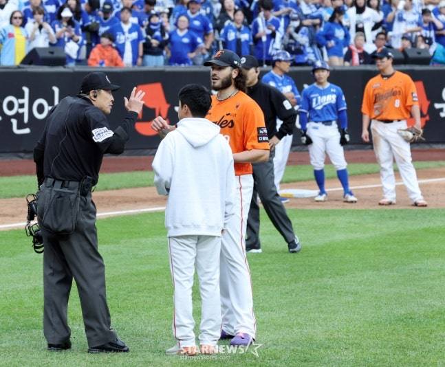 폰세도, 구자욱도 이미 전조 있었다... 예견된 '피치클락 신경전', 시즌 후 규정 손보게 될까 [PO1 현장]