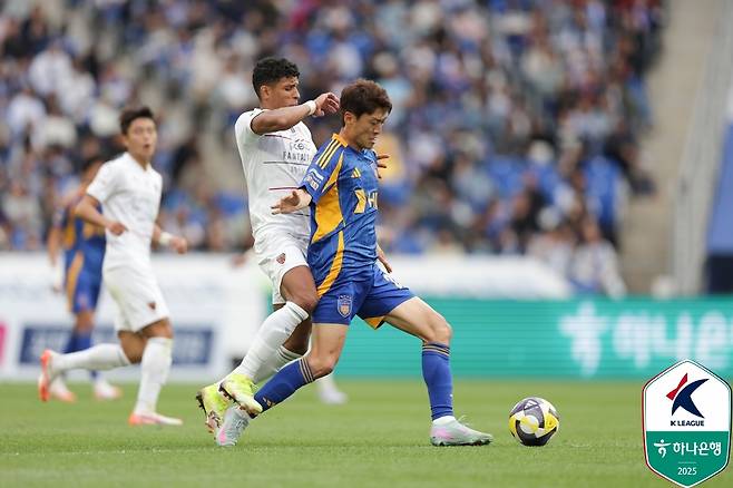 '내가 항명파다' 이청용 셀프 인증→'신태용 저격' 골프 세리머니, 골든골? 자책골?…