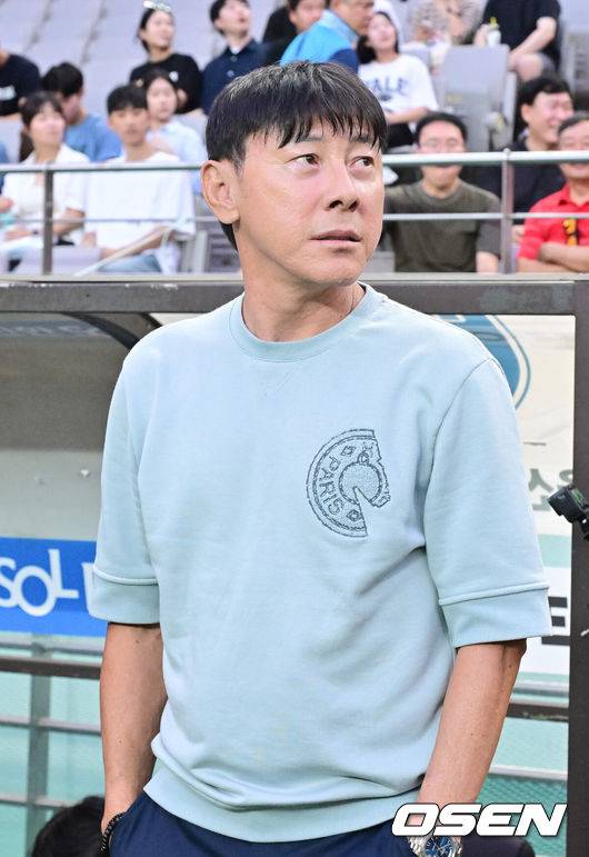 ‘신태용 감독과 불화 인정’ 이청용 골프 세리머니, 축구팬들은 보기 불편하다